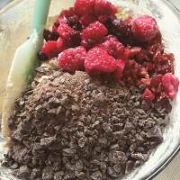 【Yummly】混合莓果黑巧克力麥芬的做法 步骤3