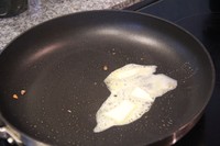 煙燻三文魚歐姆蛋 smoked salmon omelette的做法 步骤3