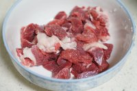 在家也能吃烤羊肉——孜然烤羊肉串的做法 步骤2