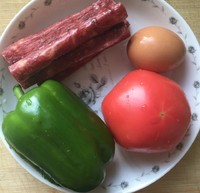 青椒番茄雞蛋香腸炒飯的做法 步骤1