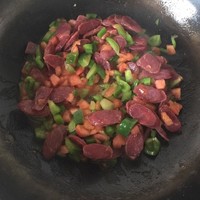 青椒番茄雞蛋香腸炒飯的做法 步骤4