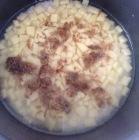 好吃簡易的電飯煲土豆飯的做法 步骤1