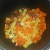土豆胡蘿卜悶飯的做法 步骤2