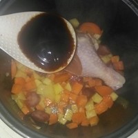 土豆胡蘿卜悶飯的做法 步骤3