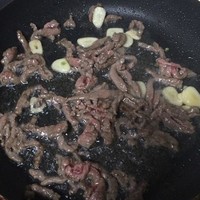 香菇洋蔥炒牛肉便當的做法 步骤2