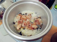 電飯鍋∼香菇馬鈴薯雞肉燜飯的做法 步骤3