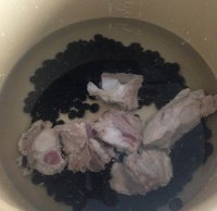 濃濃黑豆豬骨湯( ^ω^ )的做法 步骤3