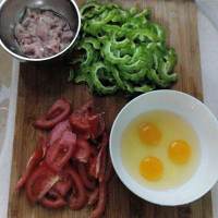苦瓜炒蛋＆番茄瘦肉蛋花湯的做法 步骤1
