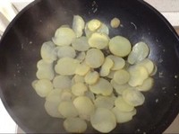 焦香土豆烘雞蛋的做法 步骤3
