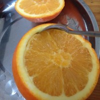 挖出完整橙子肉的做法 步骤2