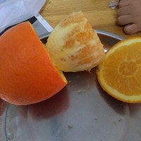 挖出完整橙子肉的做法 步骤5