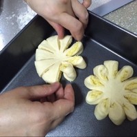 椰蓉花型面包的做法 步骤9