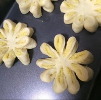 椰蓉花型面包的做法 步骤10