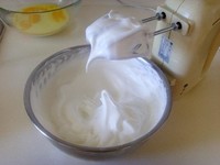 軟綿戚風蛋糕-無比簡單 灰常好吃的做法 步骤1