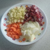 電飯煲版:香腸土豆飯煲仔飯（絕對的美味）的做法 步骤1