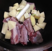 土豆炖排骨 高壓鍋簡易版的做法 步骤3