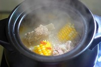 好一道滋味鮮美暖胃養身的---『花菇玉米排骨湯』的做法 步骤3
