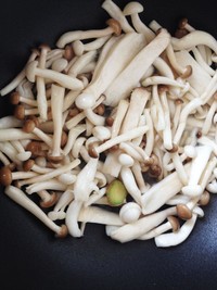 冬日暖湯——菌菇湯的做法 步骤3