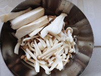 冬日暖湯——菌菇湯的做法 步骤2