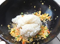雜蔬雞丁炒飯的做法 步骤5