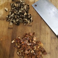 臘腸香菇燜飯的做法 步骤2