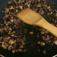 臘腸香菇燜飯的做法 步骤3