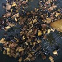 臘腸香菇燜飯的做法 步骤4