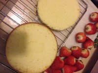 開心果醬草莓慕斯蛋糕（改自Ladur　e配方）的做法 步骤2