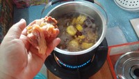 玉米蓮藕花生雞肉湯的做法 步骤2