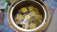 玉米蓮藕花生雞肉湯的做法 步骤3