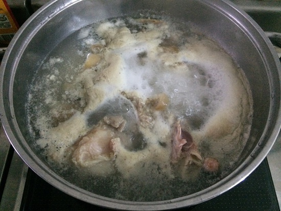 花生豬腳湯---養生湯的做法 步骤4