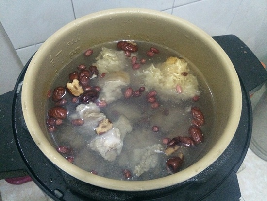 花生豬腳湯---養生湯的做法 步骤6