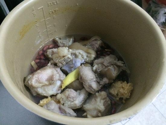 花生豬腳湯---養生湯的做法 步骤5