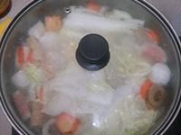 懶人午餐ソ白菜魚丸煮的做法 步骤3