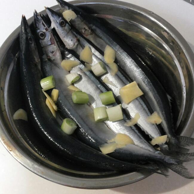 煎秋刀魚的做法 步骤1