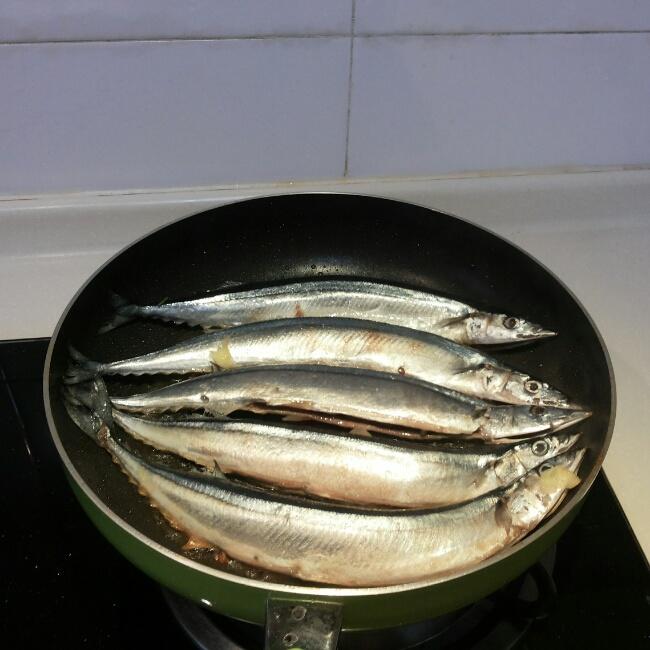 煎秋刀魚的做法 步骤2