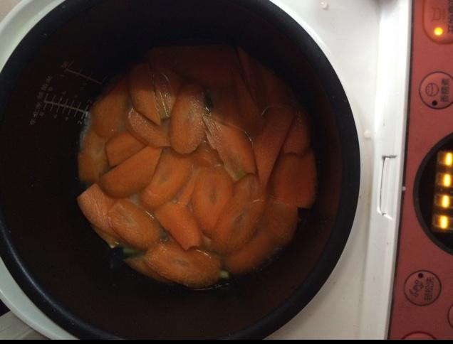 電飯煲廣式臘腸蒜苗燜飯的做法 步骤5
