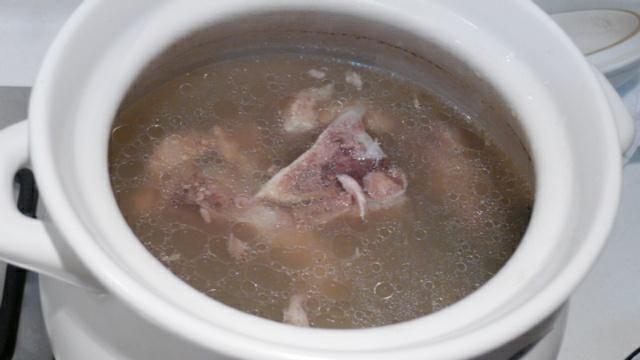 日式赤味增豬骨白蘿卜湯的做法 步骤2