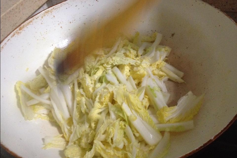 酸辣白菜粉絲湯的做法 步骤3