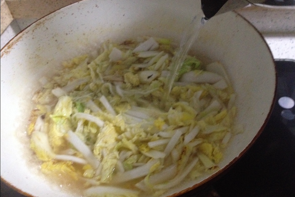 酸辣白菜粉絲湯的做法 步骤5