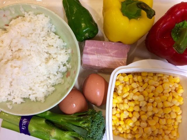 玉米西蘭花彩椒蛋炒飯的做法 步骤1