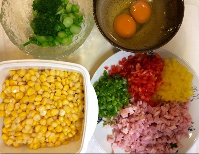 玉米西蘭花彩椒蛋炒飯的做法 步骤3