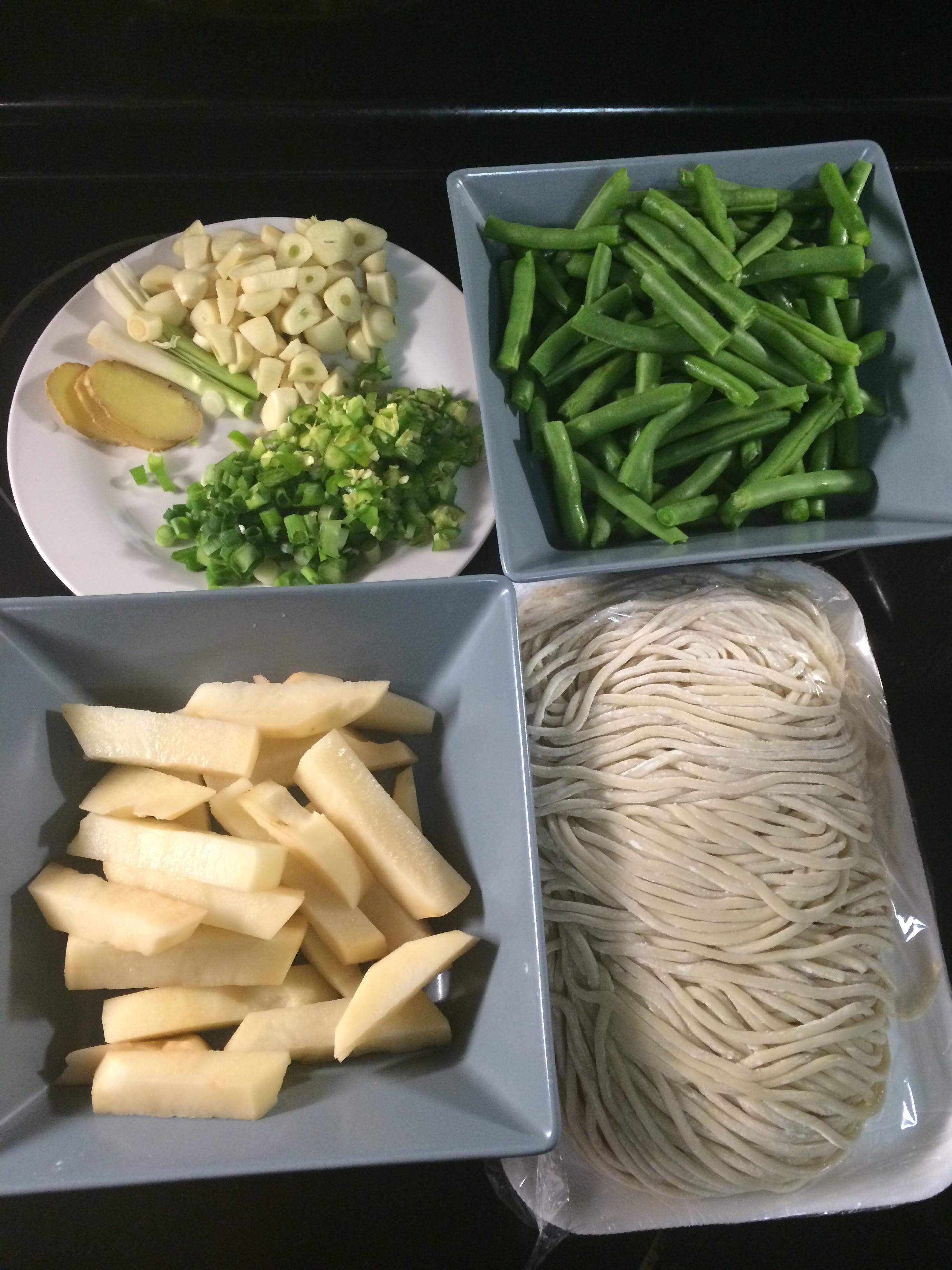 五花肉豆角土豆燜面的做法 步骤1