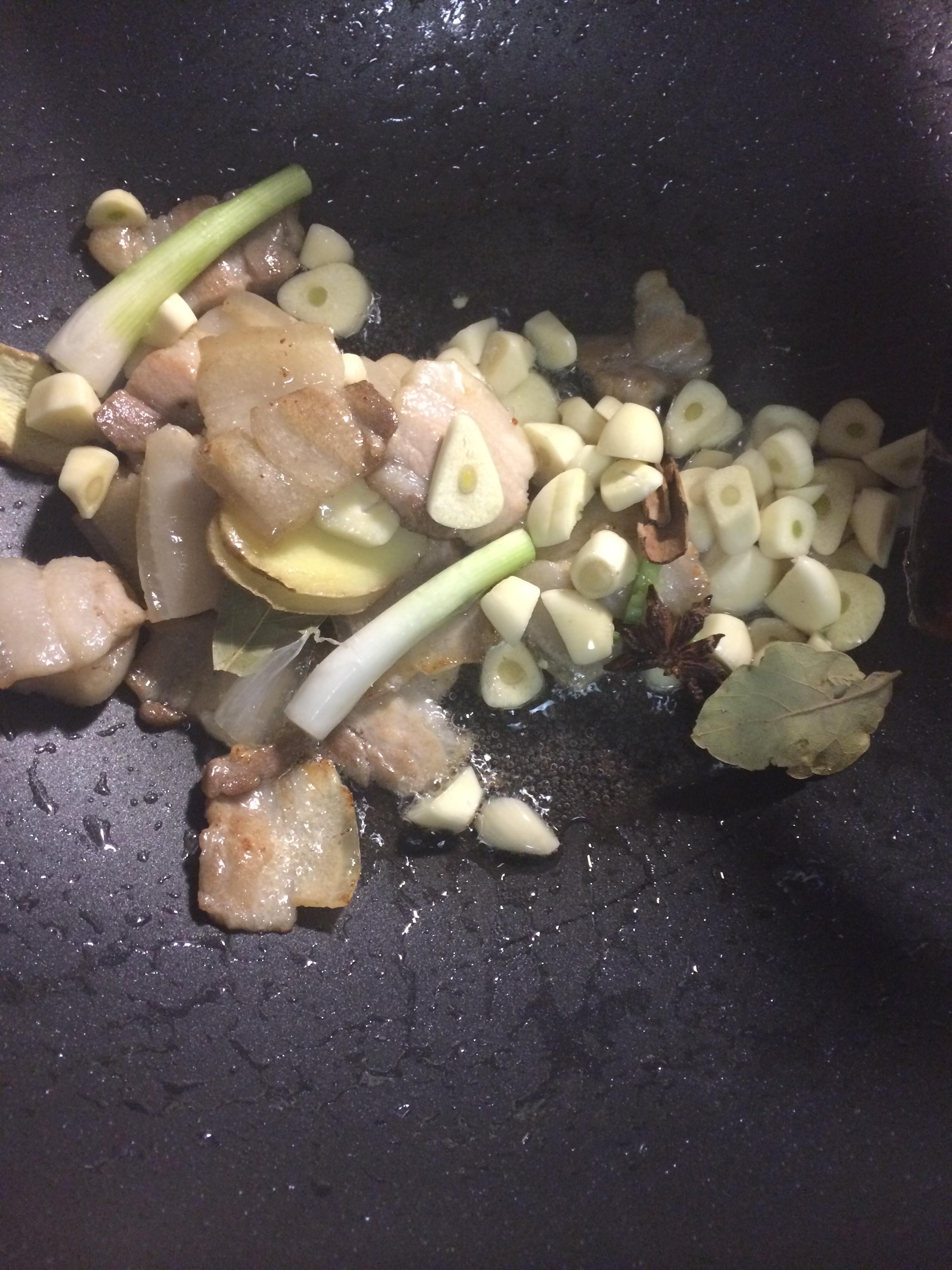 五花肉豆角土豆燜面的做法 步骤3