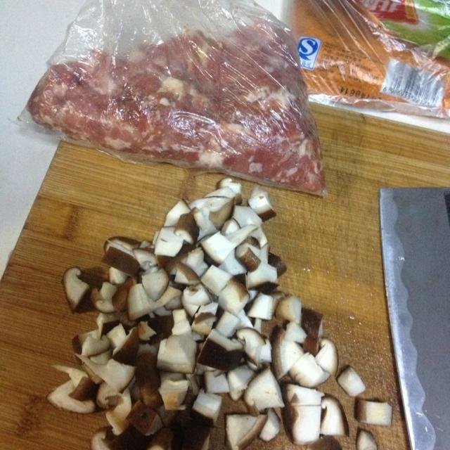 香菇肉醬 （拌面×拌飯×拌蔬菜）的做法 步骤1