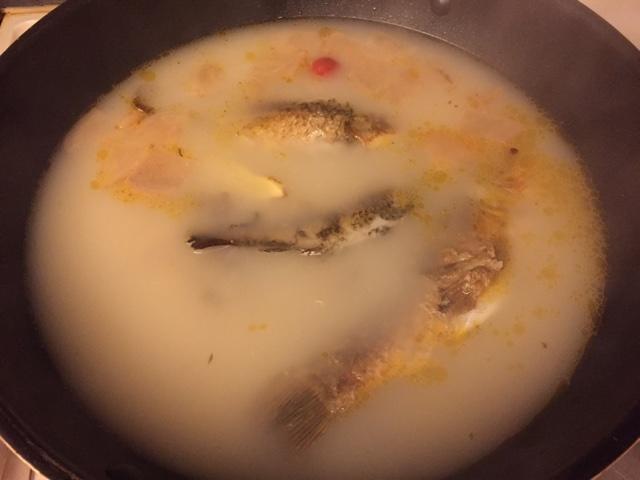 酸蘿卜鯽魚湯的做法 步骤2