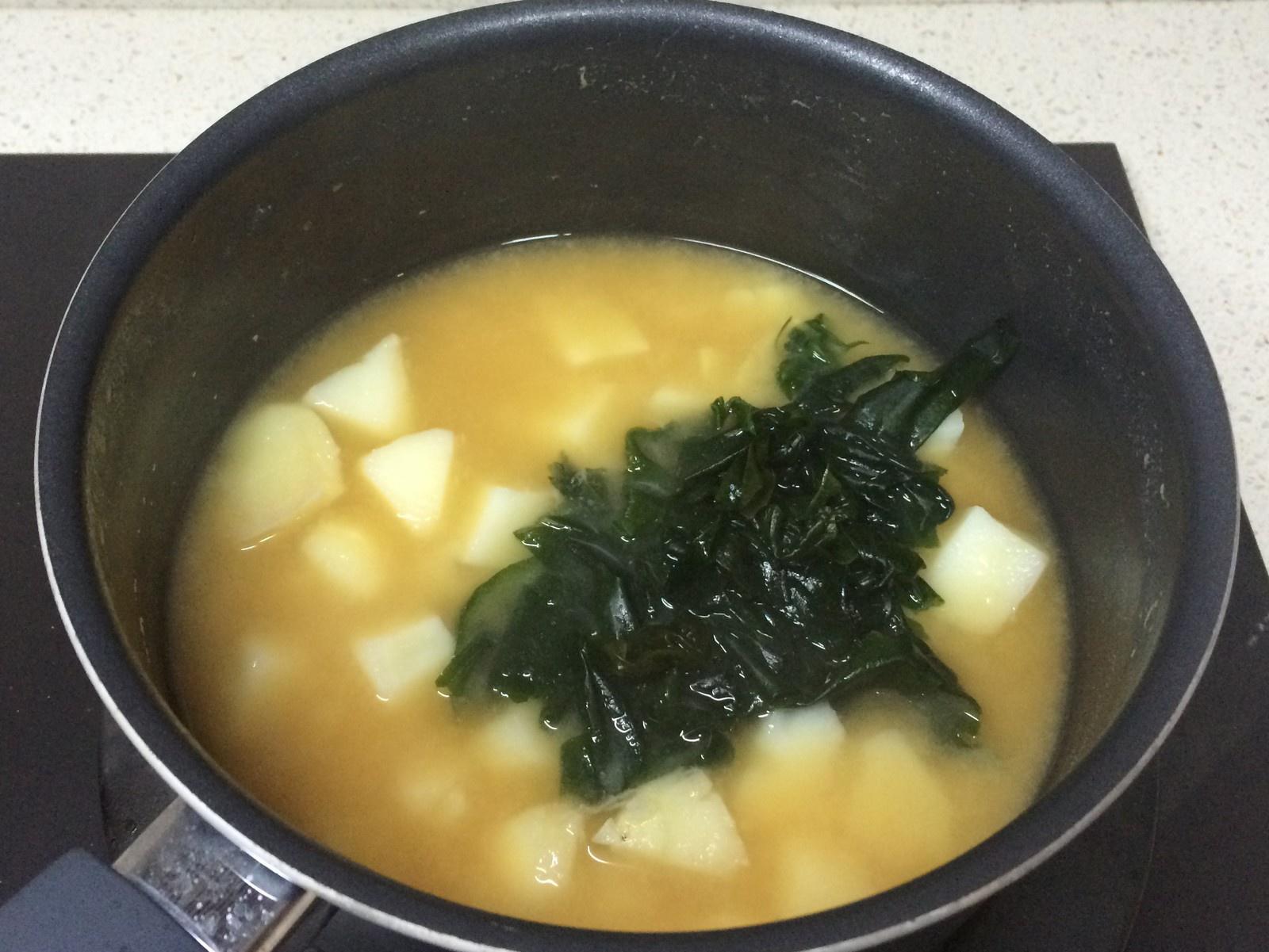 《昨日的美食》之馬鈴薯海帶芽味噌湯的做法 步骤5