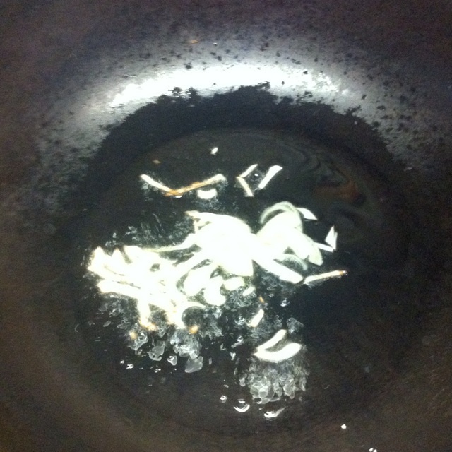 三文魚粒炒甜豌豆 寶寶食譜的做法 步骤4