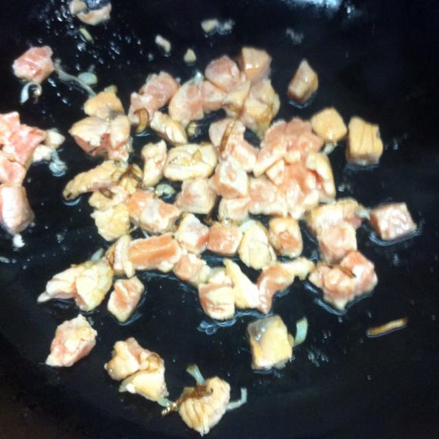 三文魚粒炒甜豌豆 寶寶食譜的做法 步骤5