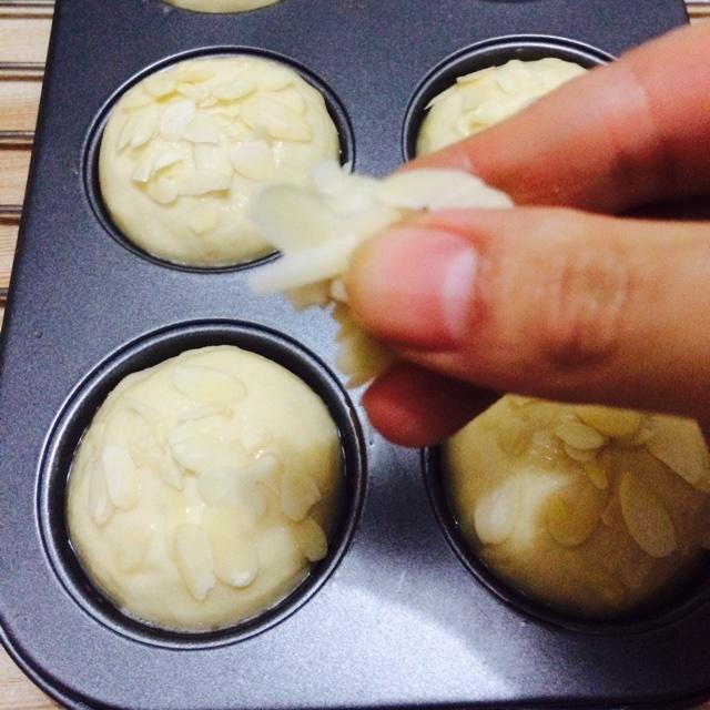 奶油杏仁小面包的做法 步骤4